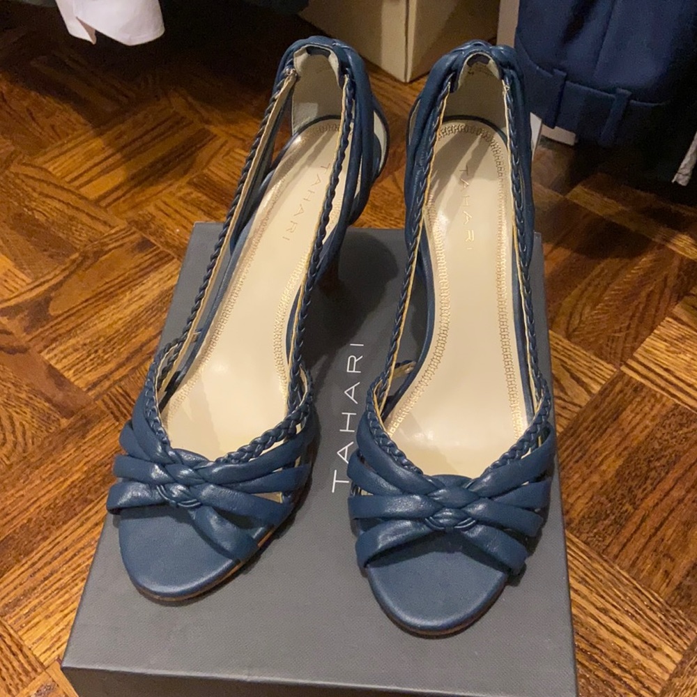 TAHARI COURTNEY heels